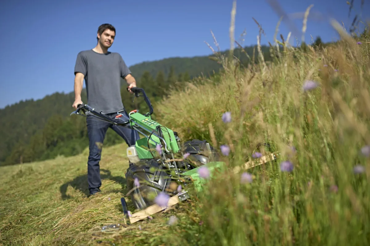Traktory a motokultivátory
